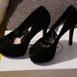 Black peeped toe platform pumps